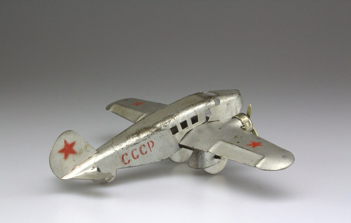 Самолет, производитель - Кировское электромашиностроительное объединение имени Лепсе.. Фото из группы "Игрушки советского детства" ВК, листаем галерею -->>