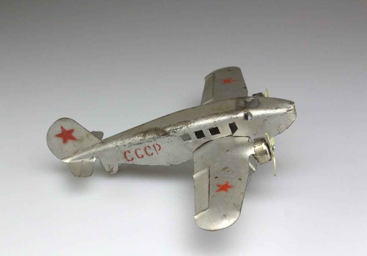 Самолет, производитель - Кировское электромашиностроительное объединение имени Лепсе.. Фото из группы "Игрушки советского детства" ВК.