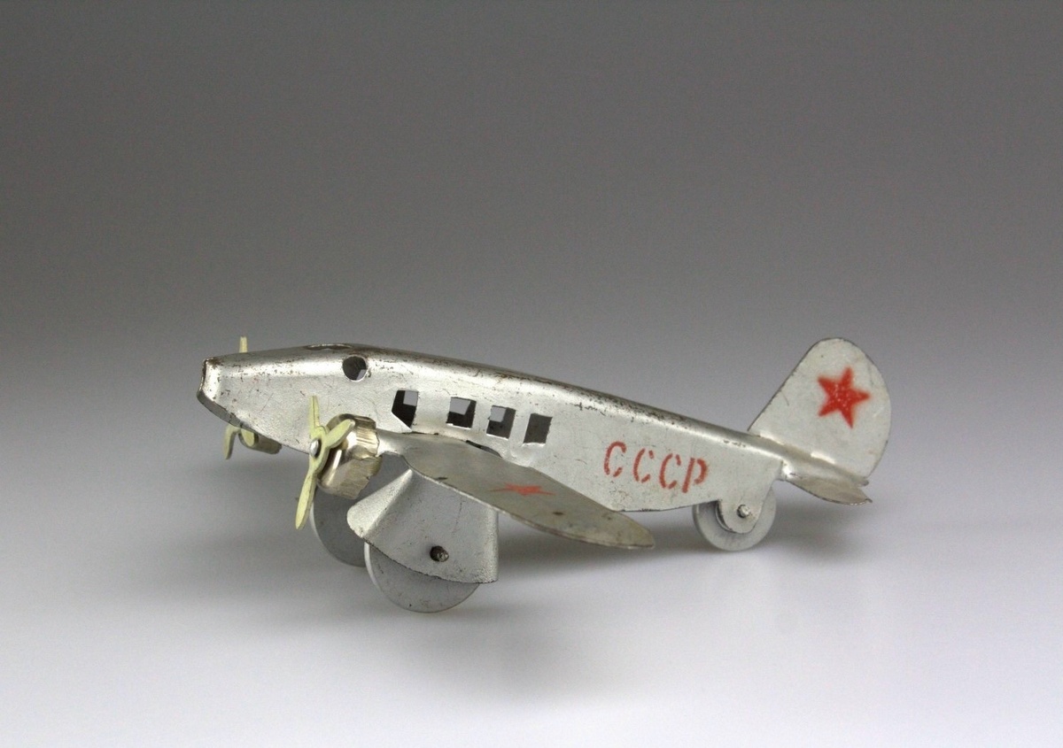 Самолет, производитель - Кировское электромашиностроительное объединение имени Лепсе.. Фото из группы "Игрушки советского детства" ВК, листаем галерею -->>