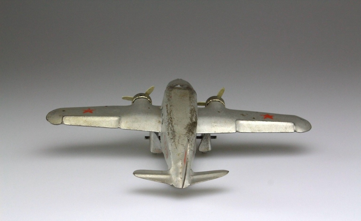 Самолет, производитель - Кировское электромашиностроительное объединение имени Лепсе.. Фото из группы "Игрушки советского детства" ВК, листаем галерею -->>