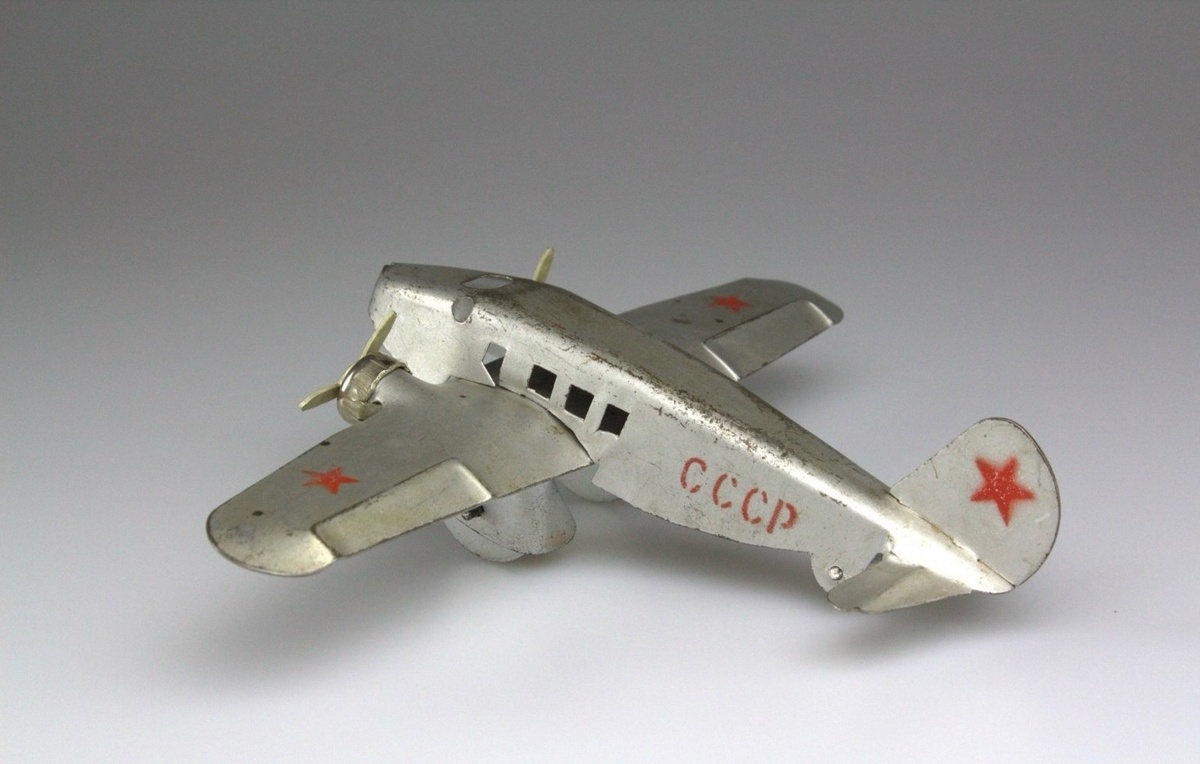 Самолет, производитель - Кировское электромашиностроительное объединение имени Лепсе.. Фото из группы "Игрушки советского детства" ВК, листаем галерею -->>