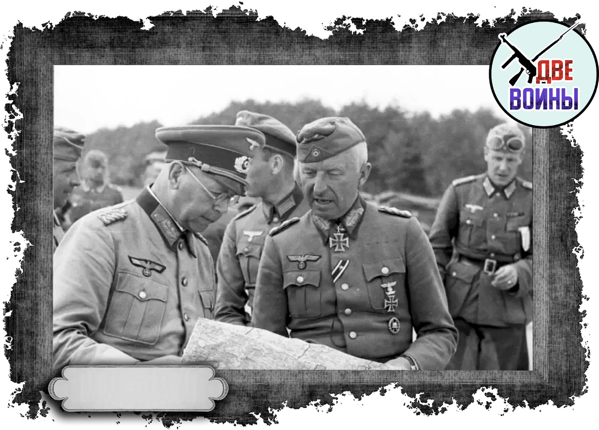 Манштейн осматривает карту. Фото в свободном доступе.