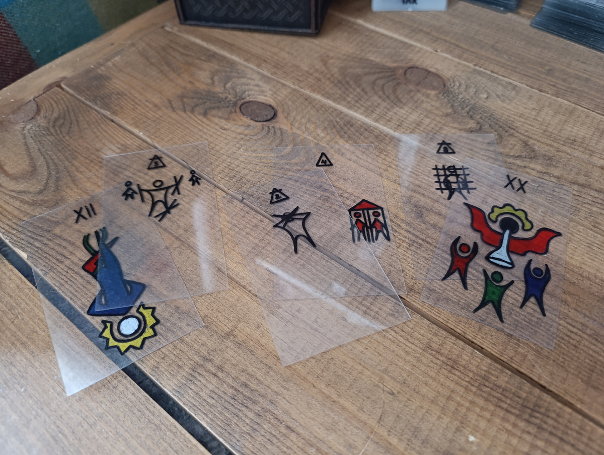 Слева - вы, справа - загаданный человек, середина - то, что между вами.