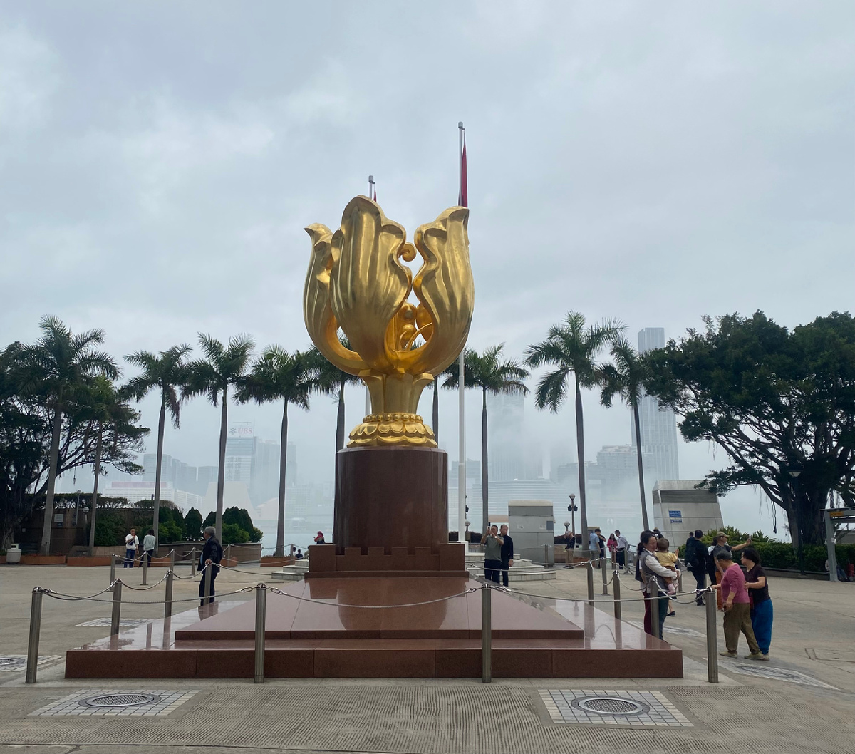 Если бы не туман, то вид на фоне высоток Коулуна был бы красивее