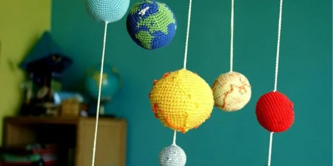 Космос на крючке: какие вязаные игрушки порадуют покупателей на ярмарке ко Дню космонавтики