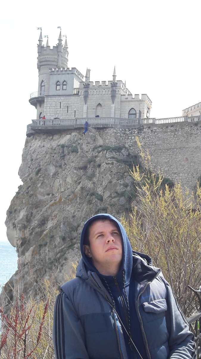 Ласточкино гнездо. И автор в раздумьях о книге). Только сейчас заметил, что там на скалах человек весит.