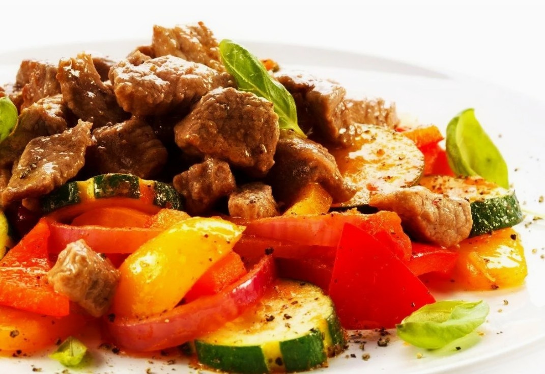 Если вы не представляете свою жизнь без мяса, просто сократите его количество, разбавив овощами.
