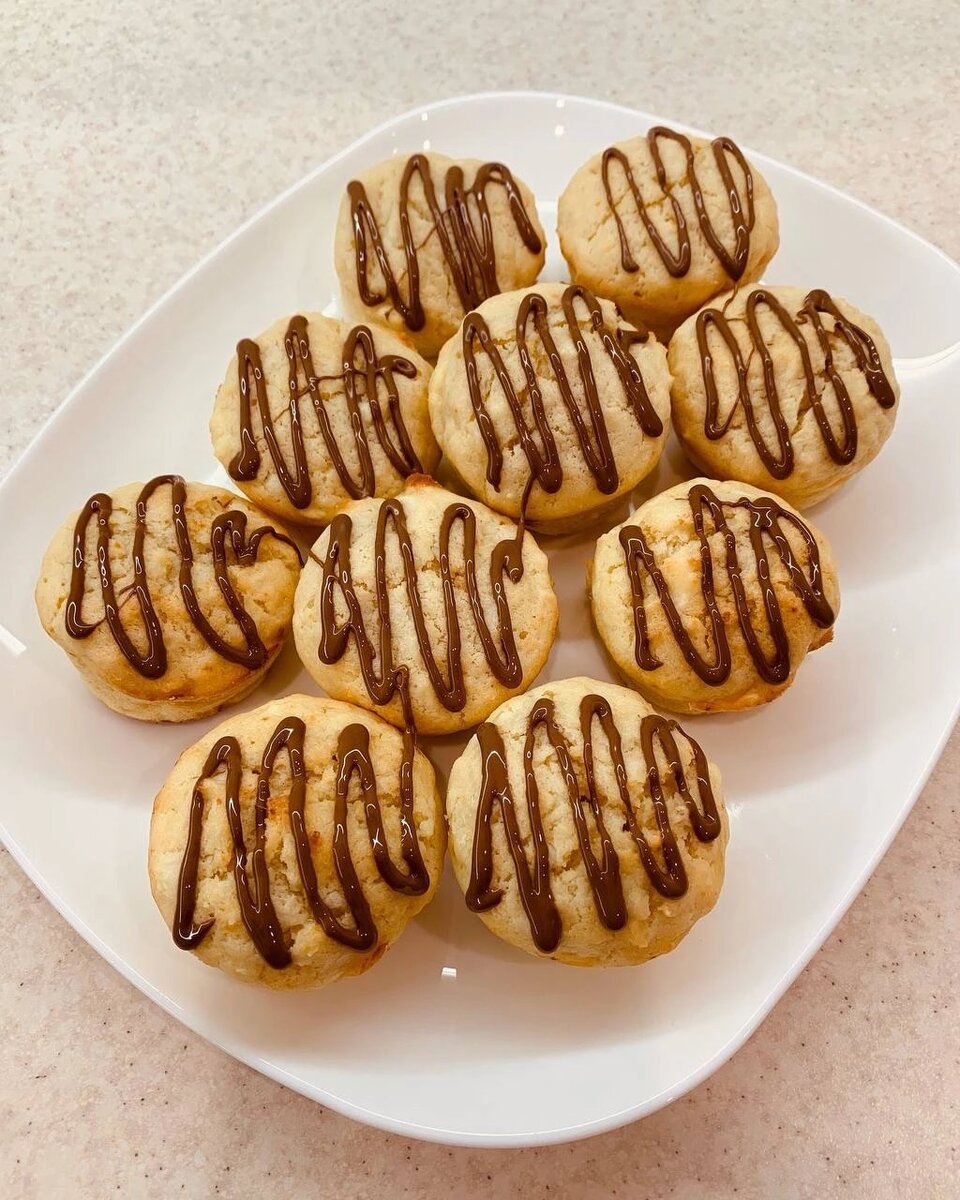 Ингредиенты:
 ⁃ творог 250 гр
 ⁃ Мука 250 гр
 ⁃ Яйца 2 шт
 ⁃ Кефир 100 мл
 ⁃ Сливочное масло 140 гр
 ⁃ Сахар 100 гр
 ⁃ Ванильный сахар 1 чл
 ⁃ Соль щепотка
 ⁃ Сода 0,5 чл                                 