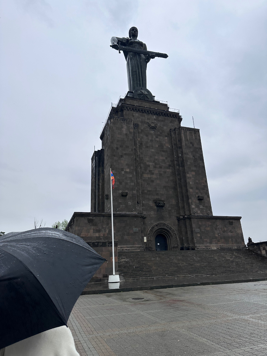 Монументально