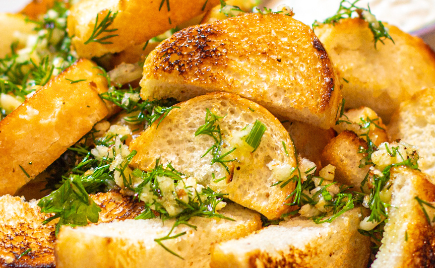 Проверьте себя: так ли вы делаете гренки? Эти получаются в 10 раз ароматнее (всё дело в заправке)