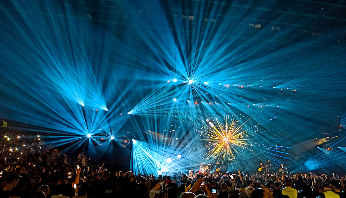 21 июня 2022 года. Санкт-Петербург. Концерт, посвящённый 60-ти летию Виктора Цоя. Многотысячный зал Ледового дворца собрал под своей крышею поклонников группы со всех уголков России и бывших союзных республик. Фото автора. 