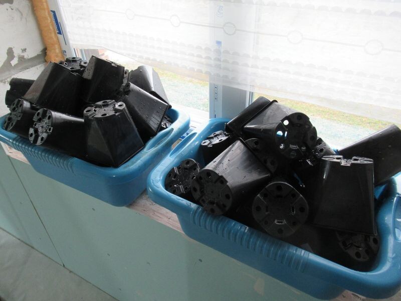 Я использую для помидоров 1л пластиковые горшочки. Они у меня многоразовые