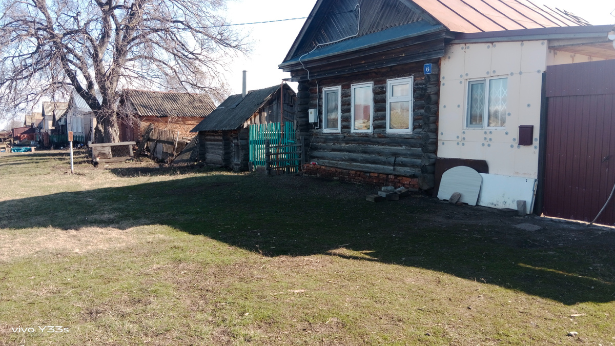 Вот за баней дыра образовалась.