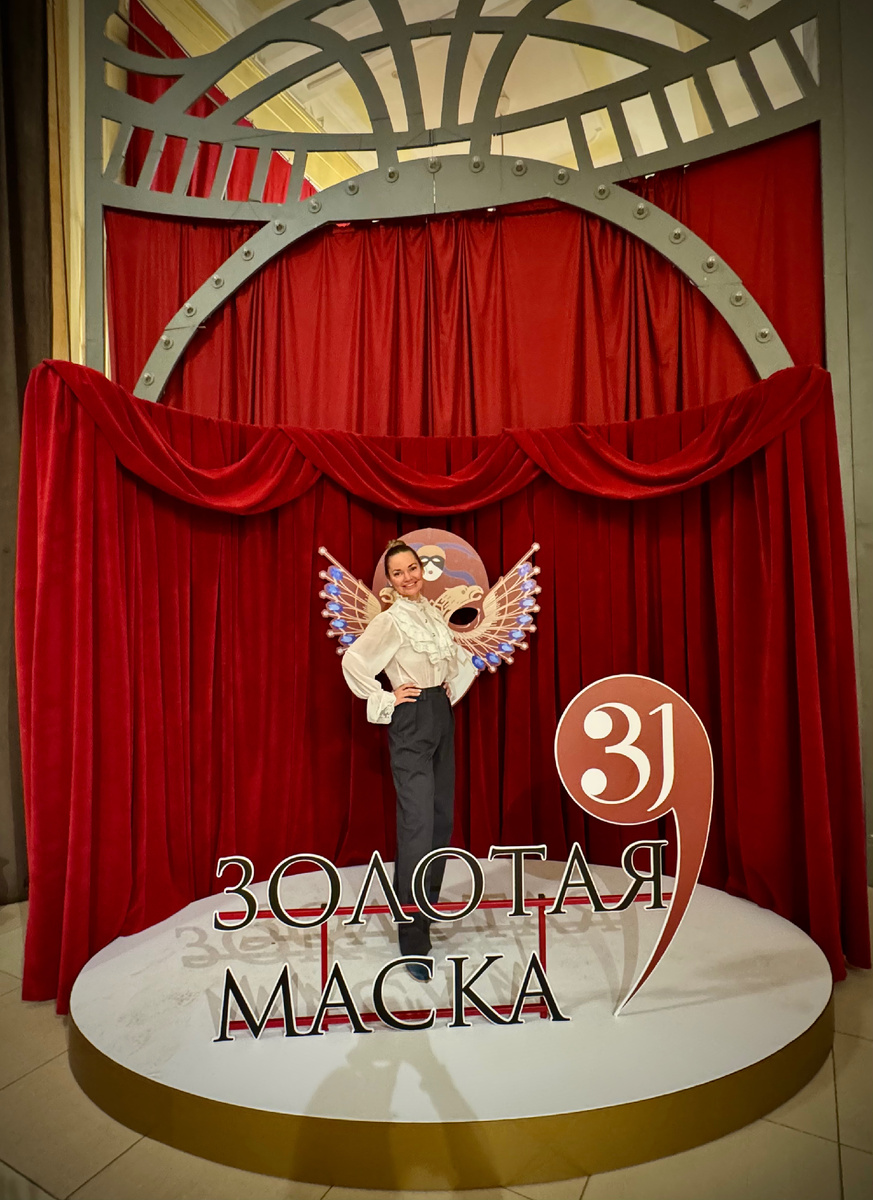 «Театр — это место, где женщина может молча прожить тысячу жизней, не вставая с кресла.»