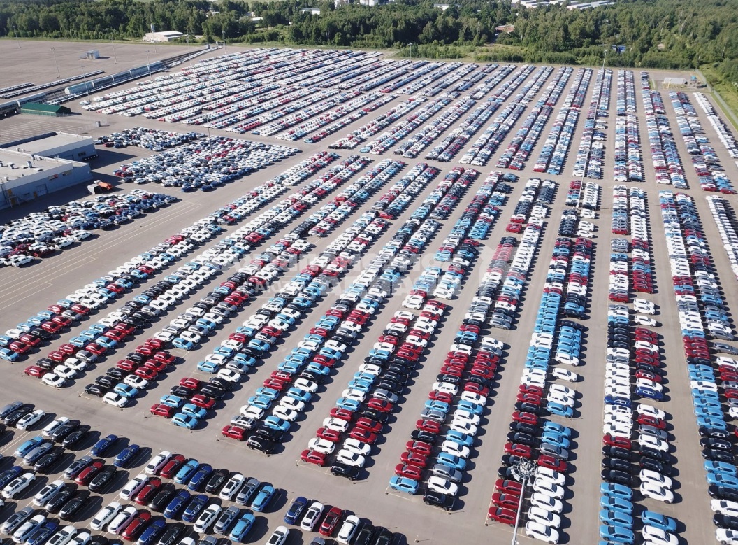 Склады забиты новыми автомобилями