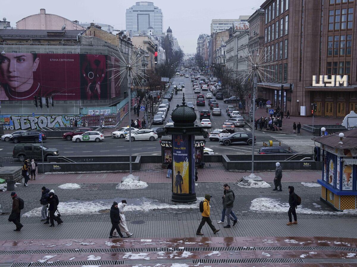    Прохожие на улице Крещатик в Киеве, Украина© AP Photo / Evgeniy Maloletka
