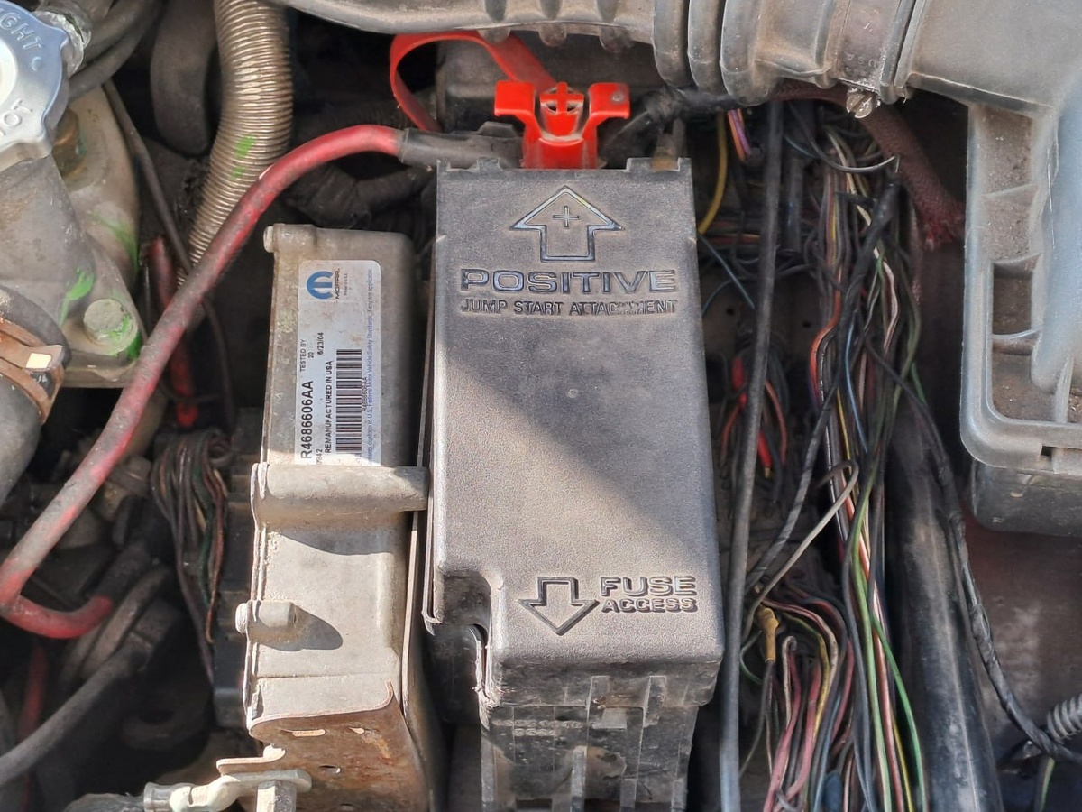 Блок предохранителей под капотом Chryslrer Cirrus