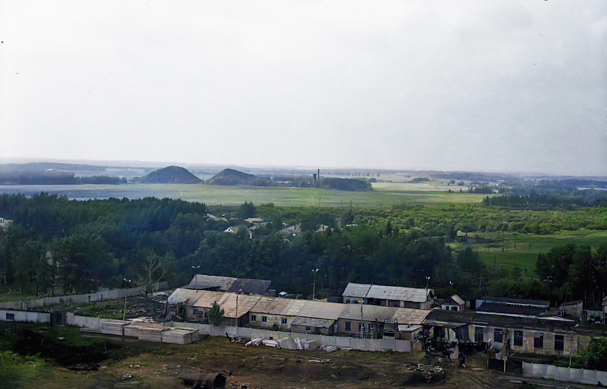 Фото прислала Татьяна Ушакова (Никишина)
На заднем плане видны два террикона это шахта №66,
На переднем плане поселок Коптевский, снято очевидно с террикона шахты №67.
