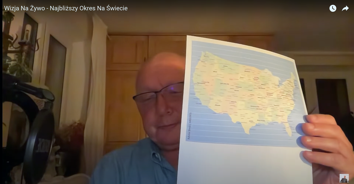 Момент онлайн-трансляции от 16.08.2024 г. Кшиштоф Яцковский держит в руках политическую карту США, которую он использует в качестве архетипа американской государственности