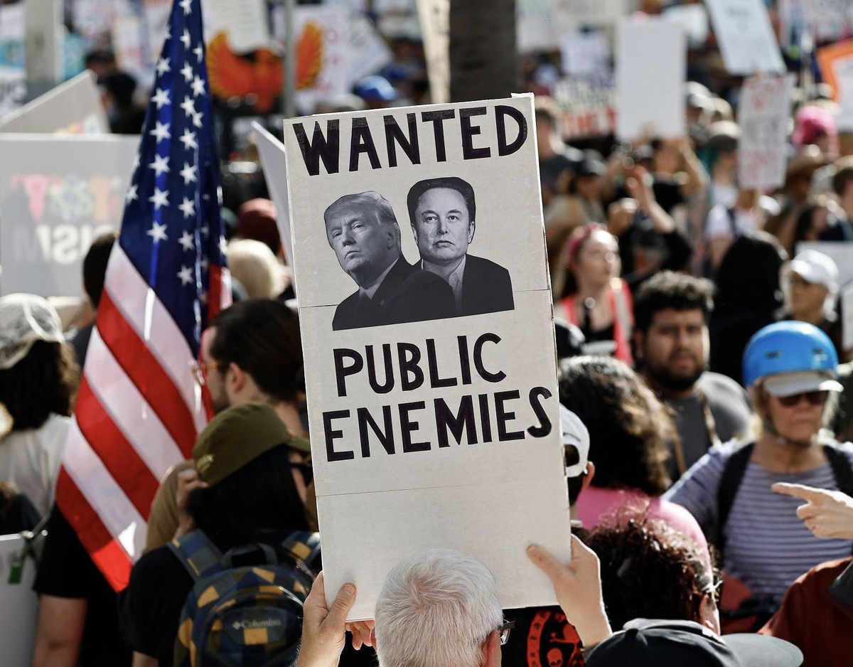 Протестующие проводят акцию протеста под лозунгом «Hands Off!» («Руки прочь!») против администрации Дональда Трампа в Лос-Анджелесе, 5 апреля 2025 года. ©Mario Tama/Getty Images