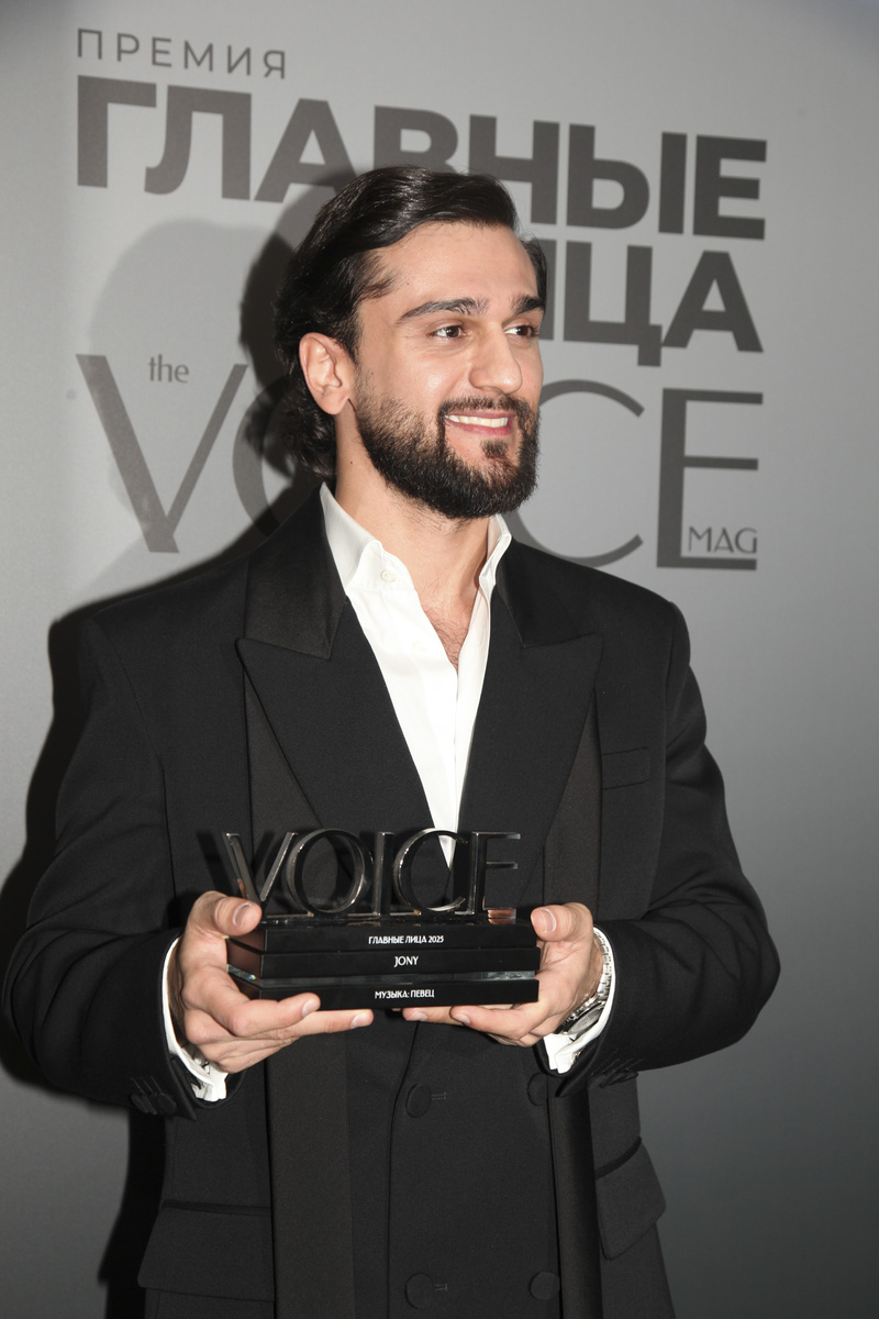    Jony поблагодарил редакцию за наградуФото VOICE