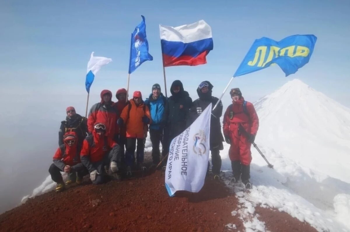    Камчатские депутаты поднялись на Авачинский вулкан