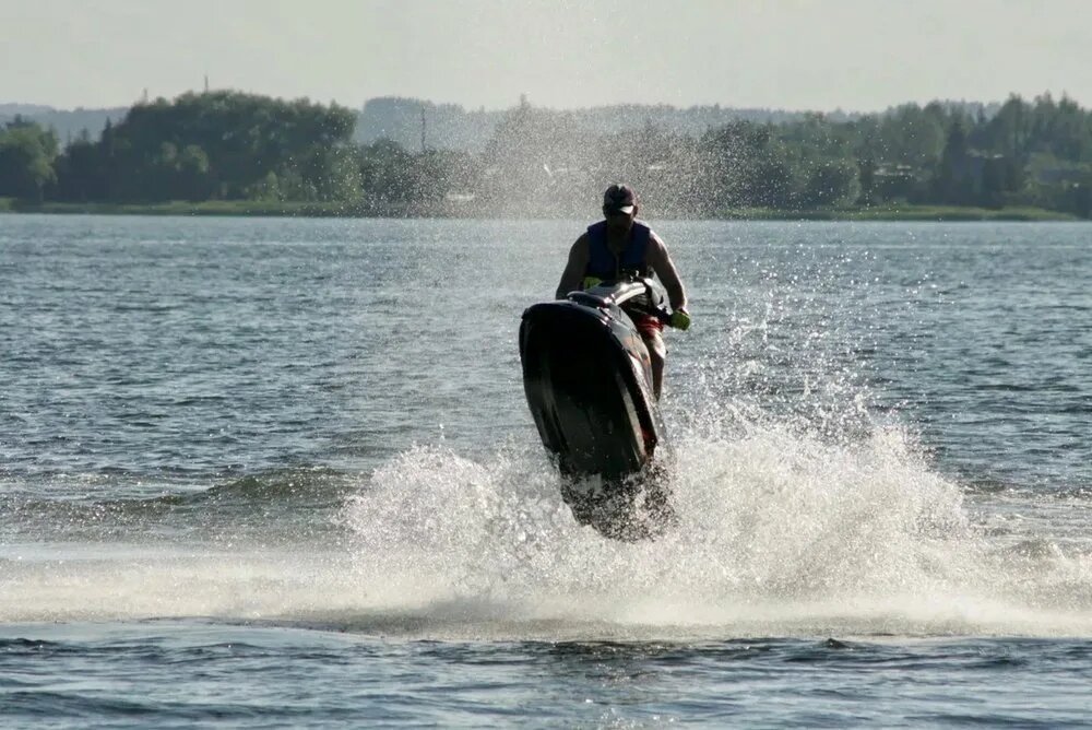 Главврач одесского санатория:
— Уважаемые отдыхающие! Давайте таки будем повнимательнее! Чей ребенок сегодня в обед убежал купаться? Это хорошо еще, что я его гидроциклом глушанул, сейчас в травмпункте лежит, а ведь мог бы, не дай Бог, и утонуть!
