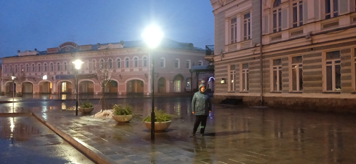 Бывшие торговые ряды в глубоких сумерках.