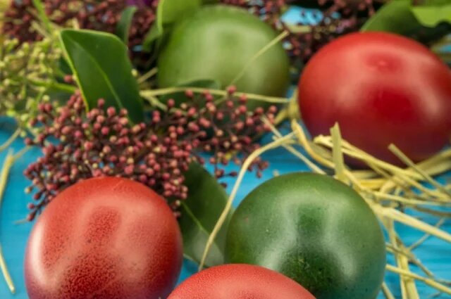    Как покрасить пасхальные яйца в оливковый цвет?