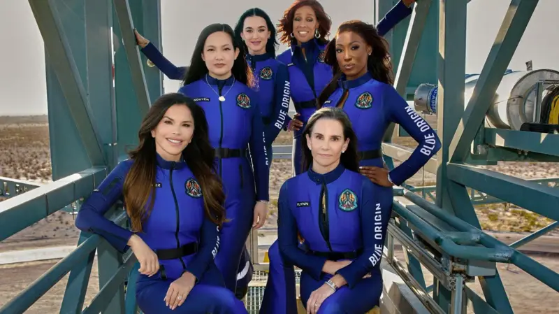 Невеста Безоса Лорен Санчес на фото слева в первом ряду. Фото: Blue Origin