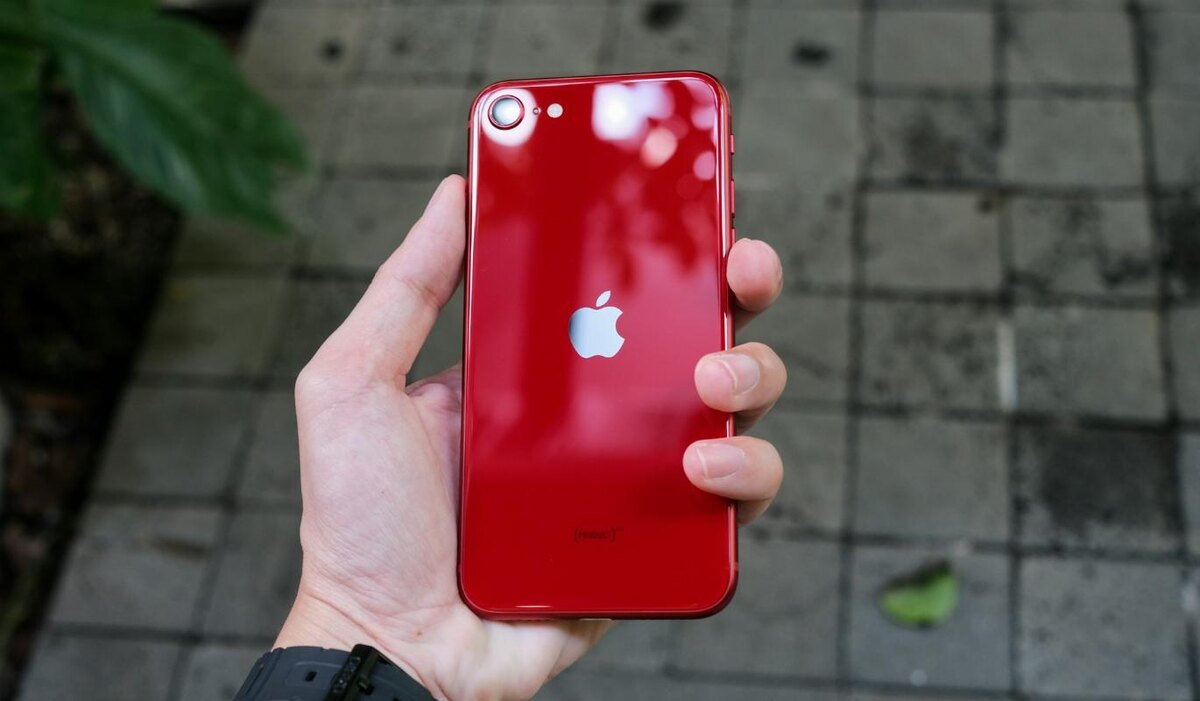     YOUNG-TRO: почему поколение Z массово переходит на старые iPhone и цифрокамеры