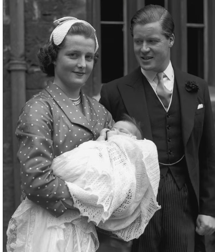 Фрэнсис Рош со своим мужем Эдвардом Джоном Спенсером и их дочерью леди Сарой в 1955 году