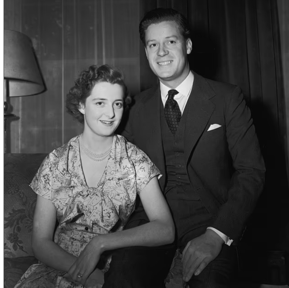 Пара за день до свадьбы, Фрэнсис было 18 лет, а Джону — 30