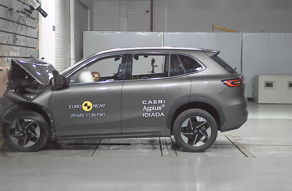 Автомобиль тестировали, среди прочего, на уровень защиты взрослых пассажиров и детей.