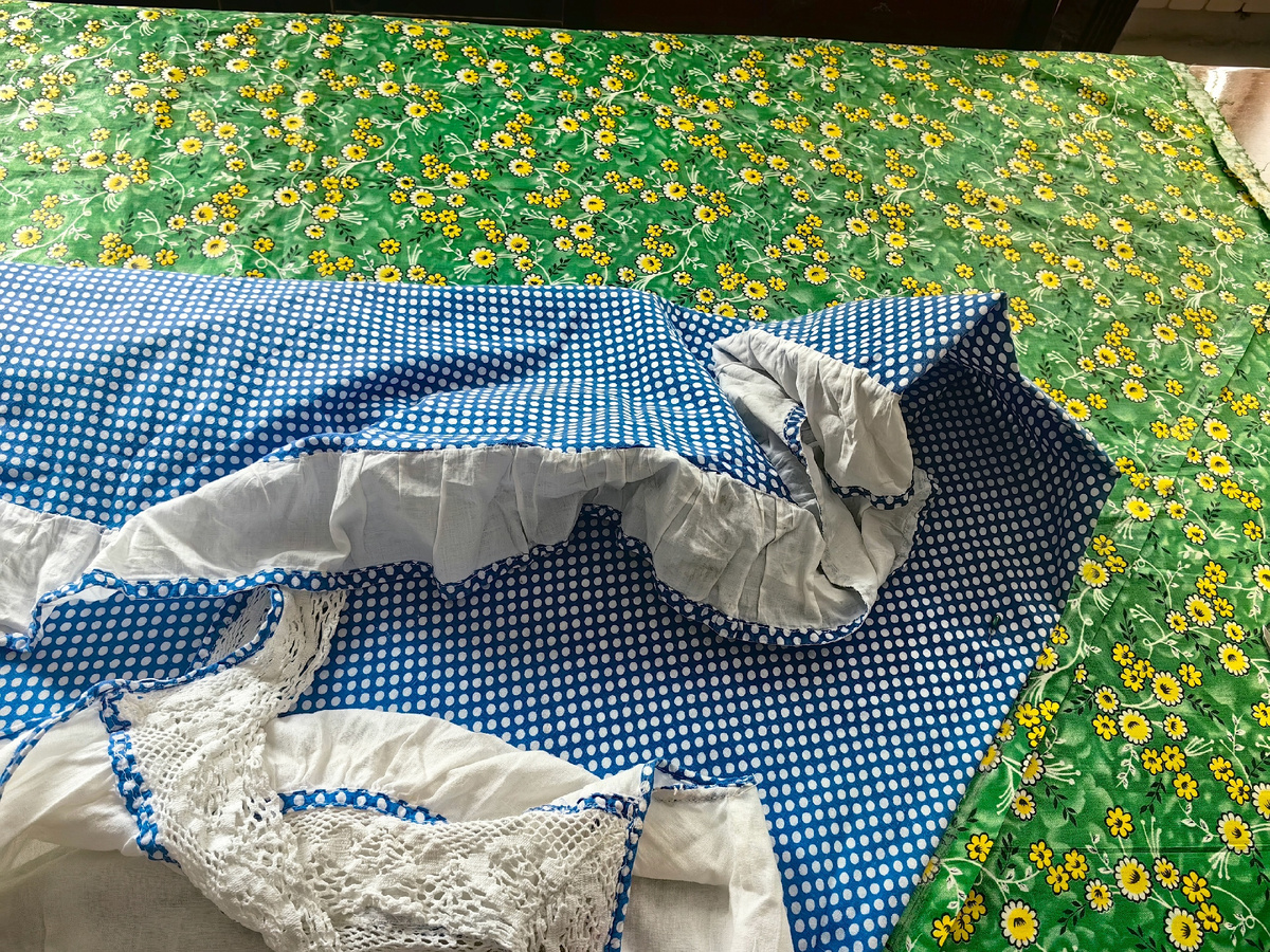 Вот такую ярко-зелёнубю ткань выбрала дочь на юбку сарафана