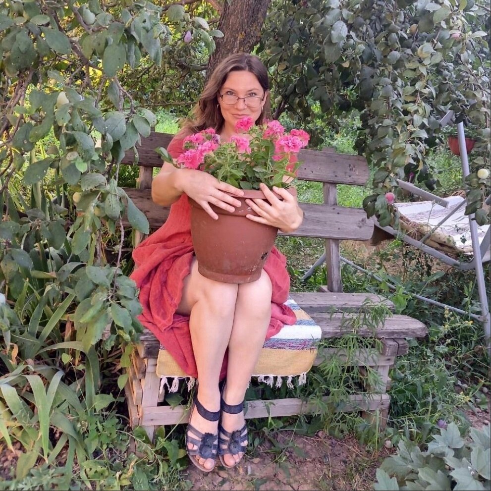 В новом весе:) Подняла платье, чтобы не испачкать его горшком, а получилось... Очень даже интересно получилось:) В общем, интересно в этом фото все:) Пусть и старше на 10 кг, но цветы все так же люблю:)