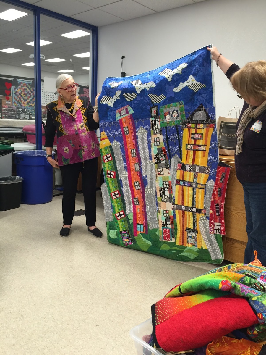 Фредди создаёт фон, часто используя фланель, так как ткань очень хорошо прилипает к ней. Затем она приступает к созданию своего шедевра, накладывая ткань на фон и закрепляя её с помощью фиолетового клея-карандаша, который становится прозрачным после высыхания.
