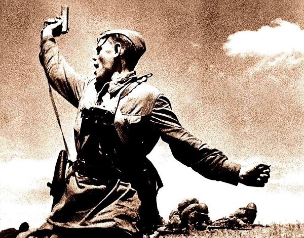 Мл. политрук Алексей Петренко. Символично, что этот снимок сделан в  тех же краях, где сейчас  наши парни бьтся с тем же врагом.