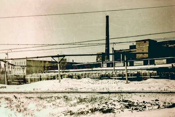 Стекольный завод со стороны ж/д магистрали (источник фото: https://ok.ru/steklozawodcane)