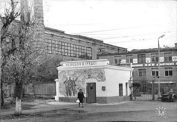 Проходная стеклозавода (1976 год) (источник фото: https://ok.ru/steklozawodcane)