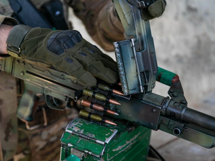 Пулемет ПКМ снаряжают лентой с патронами 7,62х54R Источник: rosguard.gov.ru