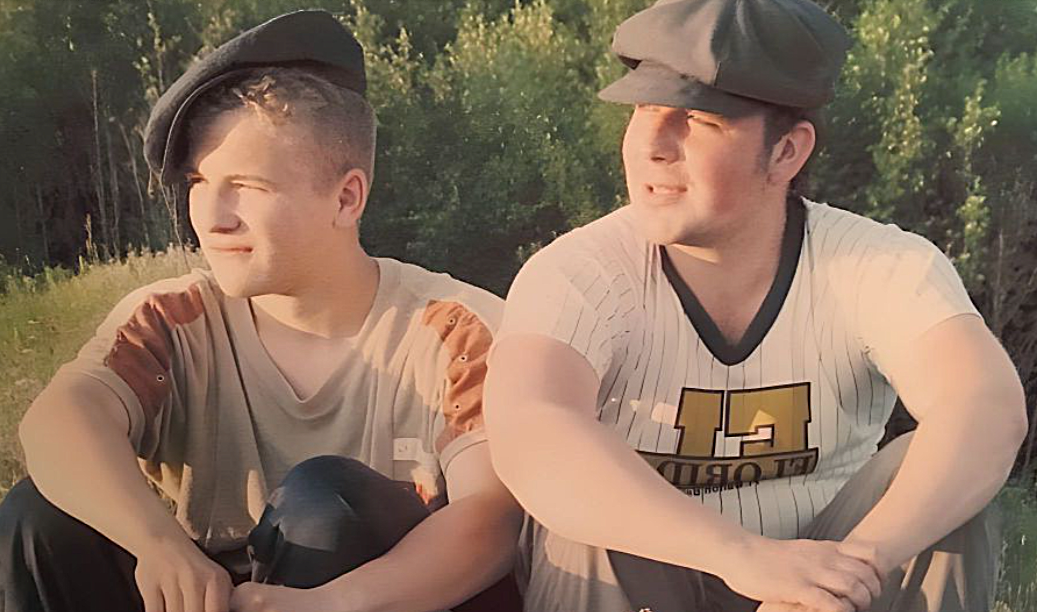 на фото Антон Васильев с младшим братом Павлом 