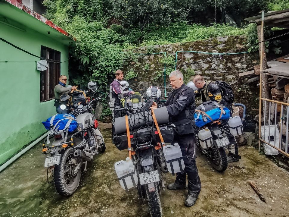 Оставили моты с вещами и ушли на горячие источники