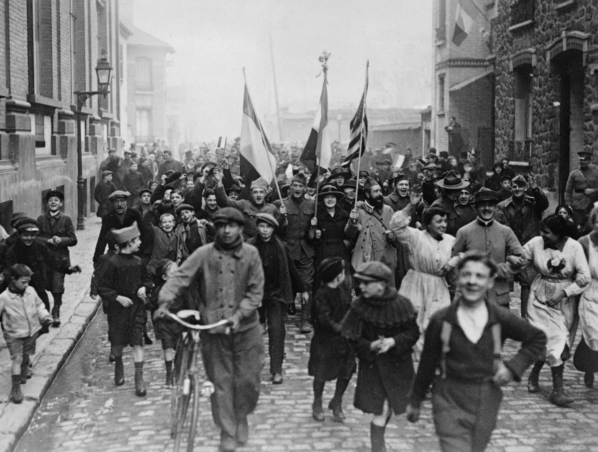 Первая мировая война: перемирие. Парижане празднуют окончание Первой мировой войны.