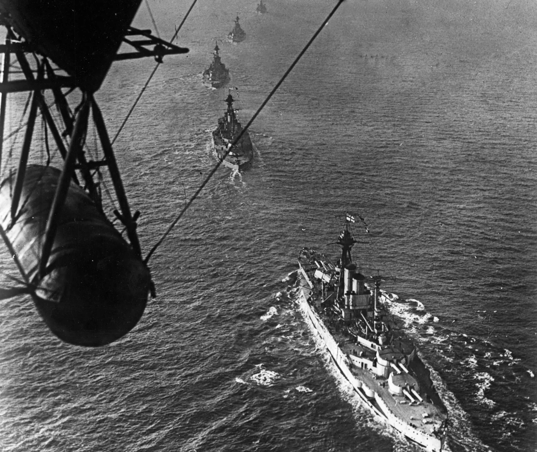 Первая мировая война: капитуляция немецкого флота. Британский линкор «Куин Элизабет» возглавляет капитулировавший немецкий флот, 21 ноября 1918 года.