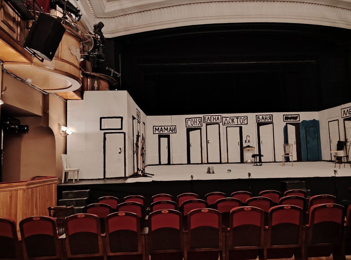 За минуты до спектакля. Минималистски оформленная сцена