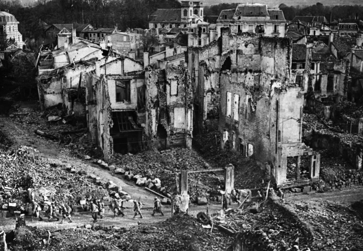 Верден, Франция. Французские войска проходят через руины Вердена, Франция, 1916 год.