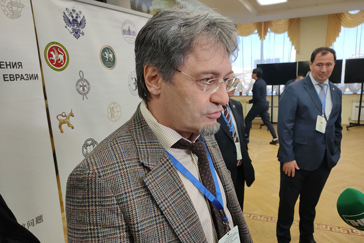    По мнению директора Института востоковедения РАН Аликбера Аликберова, Татарстан находится на стыке Востока и Запада, а сама Евразия является территорией, где происходило взаимодействие различных племен, в основном западнославянских и тюркских