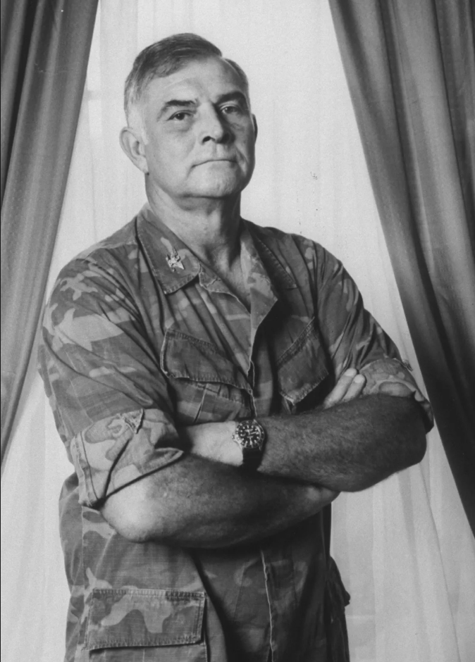 Чарльз Беквит, основатель «Дельта Форс». Чарльз Беквит, полковник армии США, предложил идею создания «Дельта Форс» после службы в британской Специальной воздушной службе (SAS). Она была одобрена в 1975 году, и Беквит вместе с полковником Томасом Генри официально учредил «Дельта Форс» в 1977 году. 