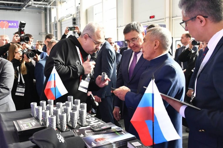 Челябинские импланты оценил глава Татарстана Рустам Минниханов. Фото: пресс-служба компании IT-Park74